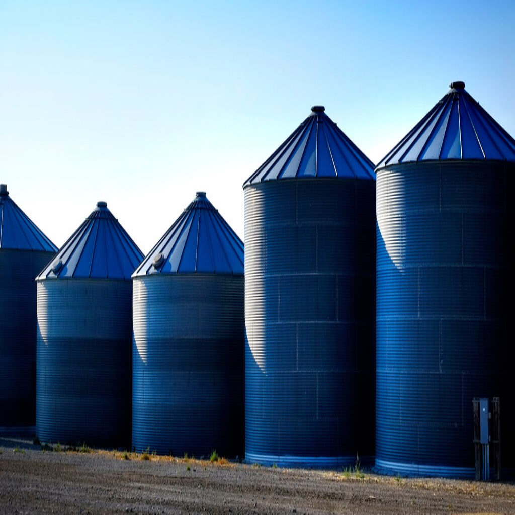 Silos armazenando grãos