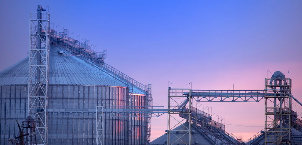 armazenagem de grãos ao entardecer em silos