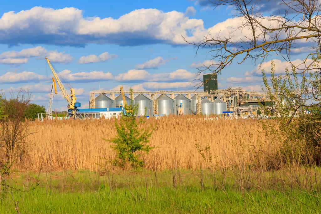 Fileira de Silos com armazenamento de colheitas de trigo