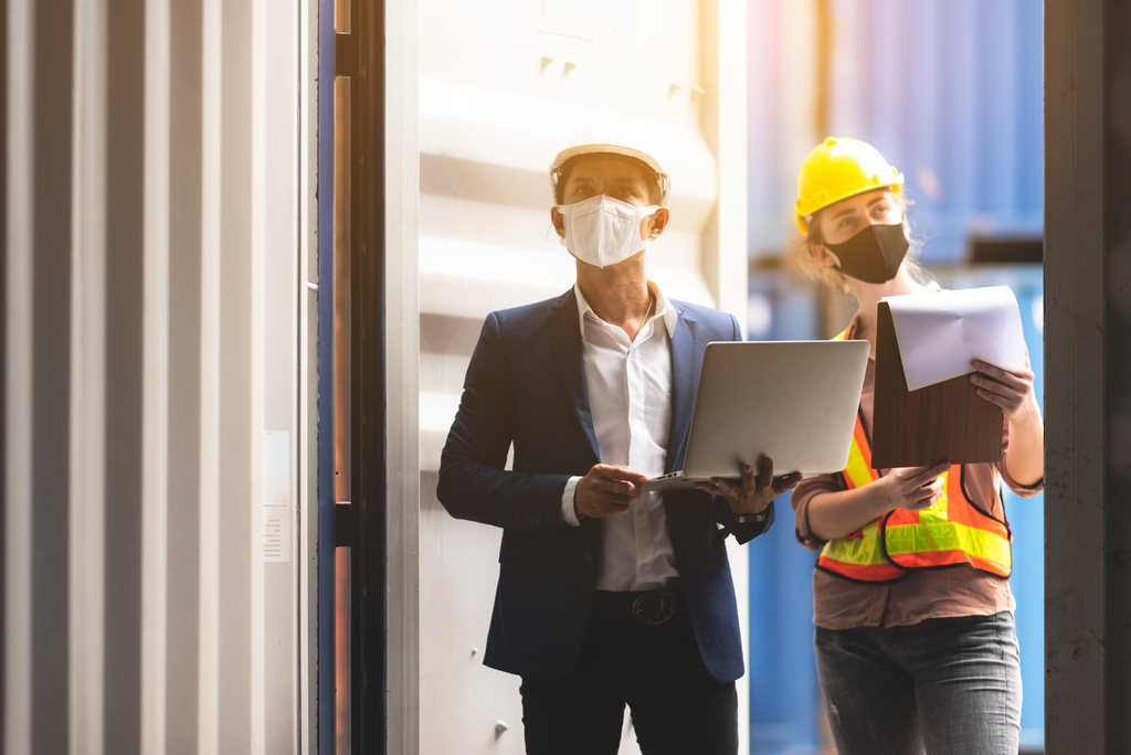 equipe de controle logístico analisando quais são os processos de logística de uma empresa